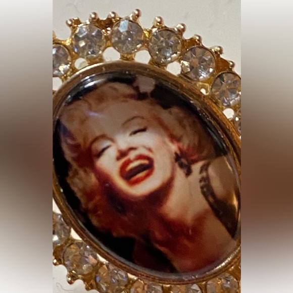 Unique Marilyn Monroe Statement Goldtone Earrings - Picture 10 of 10